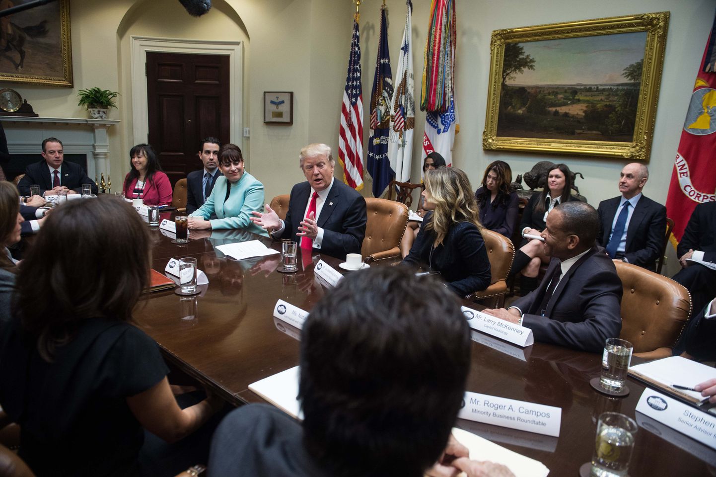 Trump kohtumas eile USA väikeettevõtete esindajatega Valges Majas.