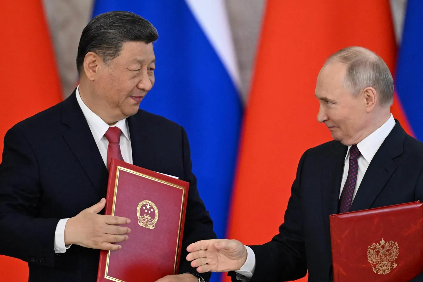 Venemaa autoritaarne liider Vladimir Putin kätlemas oma Hiina ametivenna Xi Jinpingiga ​Kremlis 8. mail 2025.