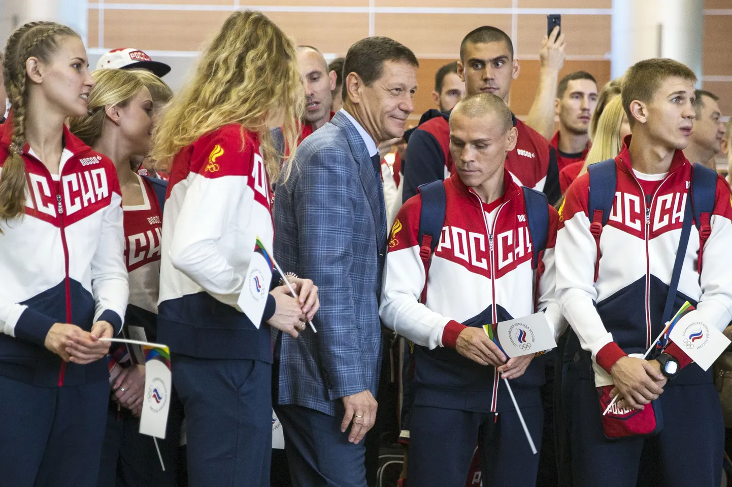 Глава ОКР Александр Жуков провожает группу российских спортсменов в Рио.