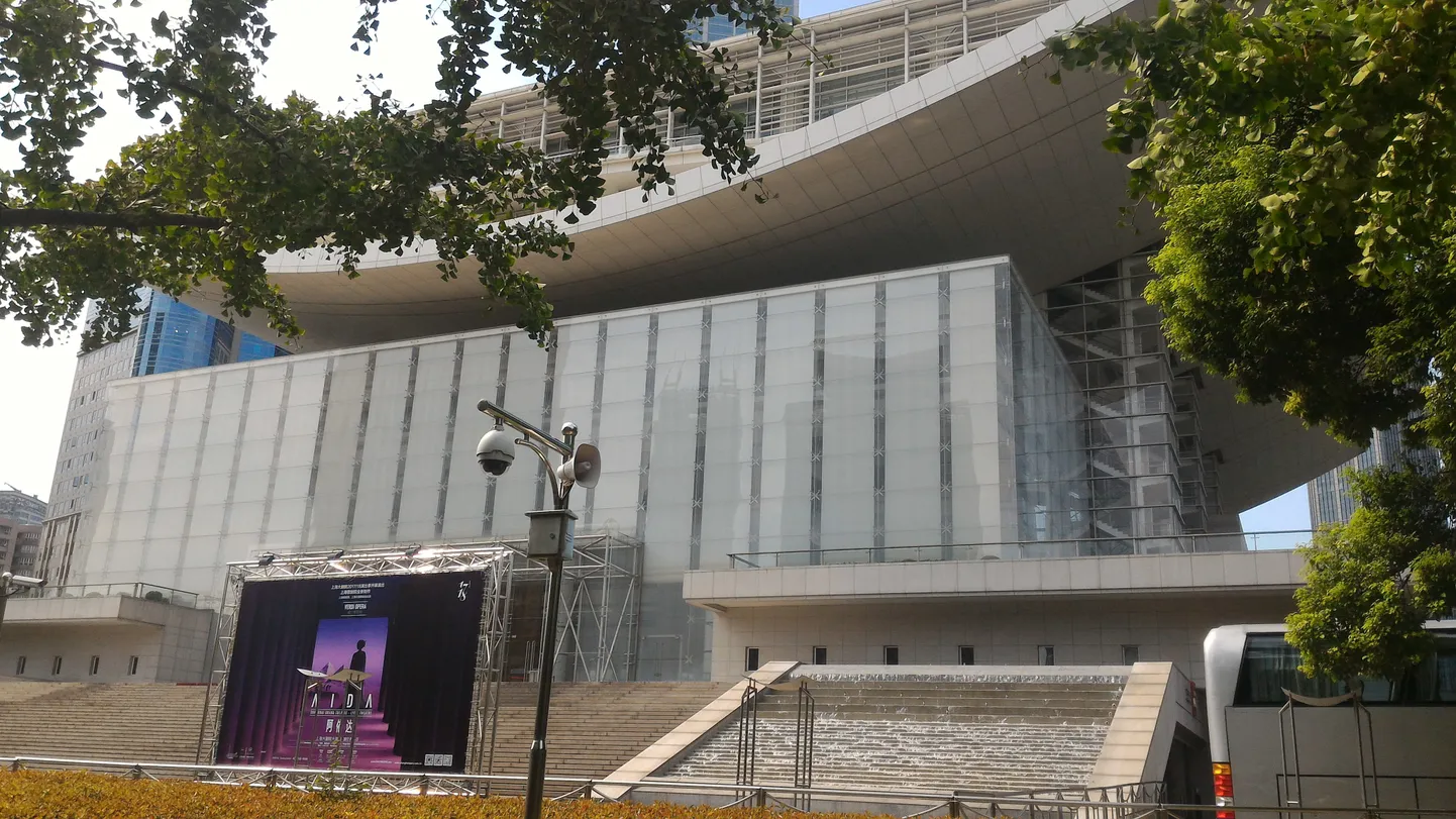 «Aida» etendusi saab vaadata Shanghai Suures Teatris. Valmiva lavastuse reklaam peibutab teatri juures möödujaid.