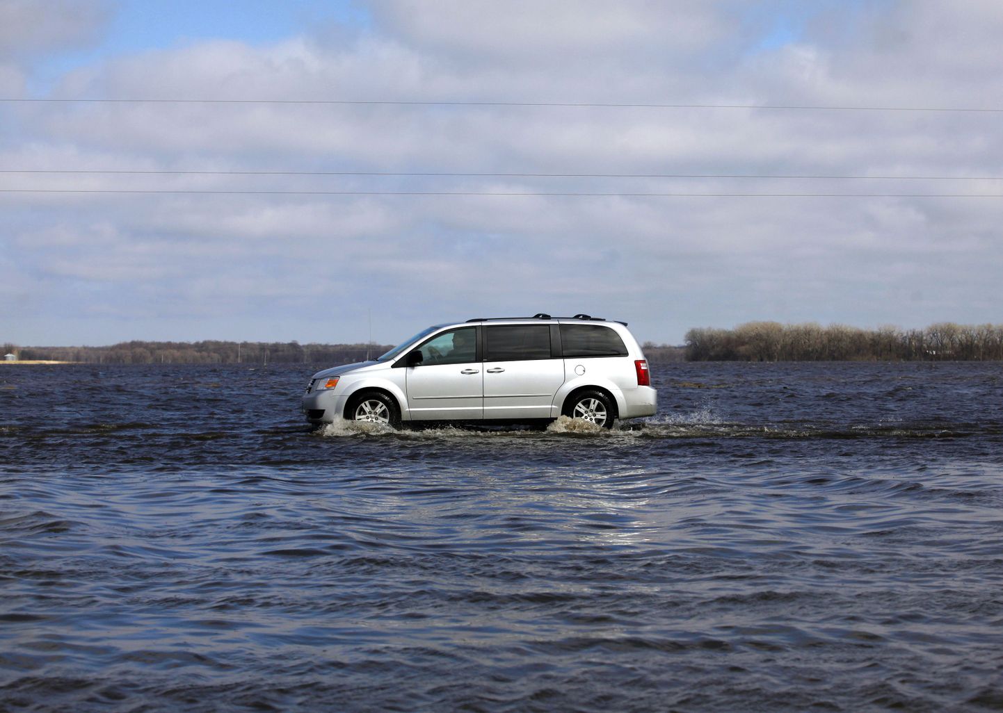 Üleujutatud maantee Põhja-Dakotas Manveli lähedal.