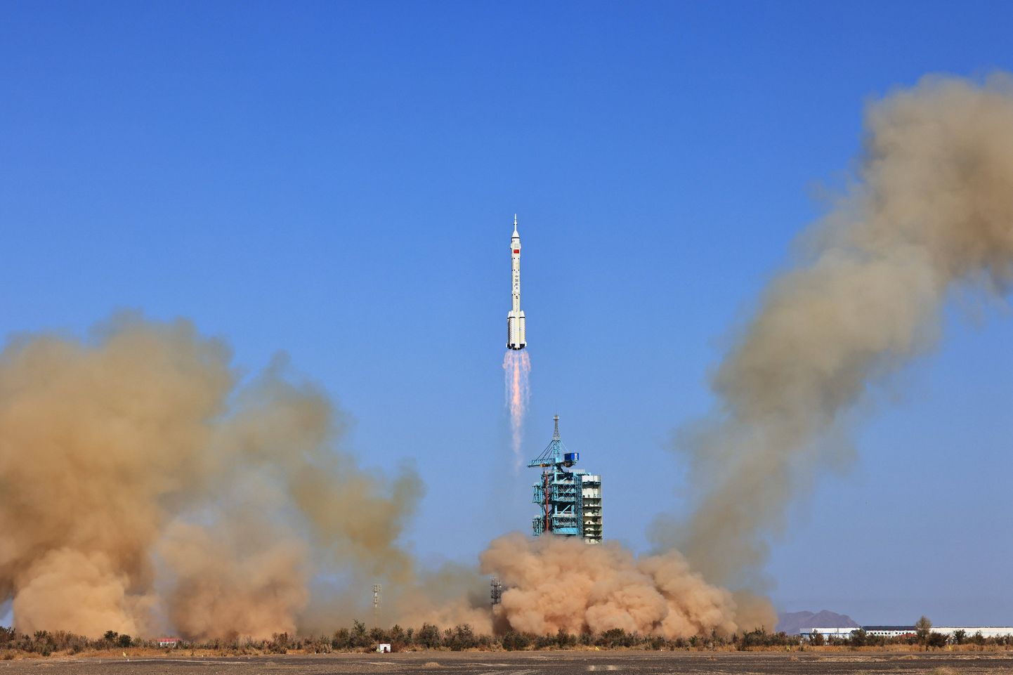 Hiina mehitatud kosmoselaev startis möödunud aastal Long March-2F kanderaketiga Jiuquanist kosmosesse. Ka Hiinal on plaan inimesed Kuule saata, kuid ilmselt jõuab USA sinna tagasi enne neid. Rivaalitsemine kosmoses võib jõuda ka militaarvaldkonda, ennustavad sõjaväe eksperdid.