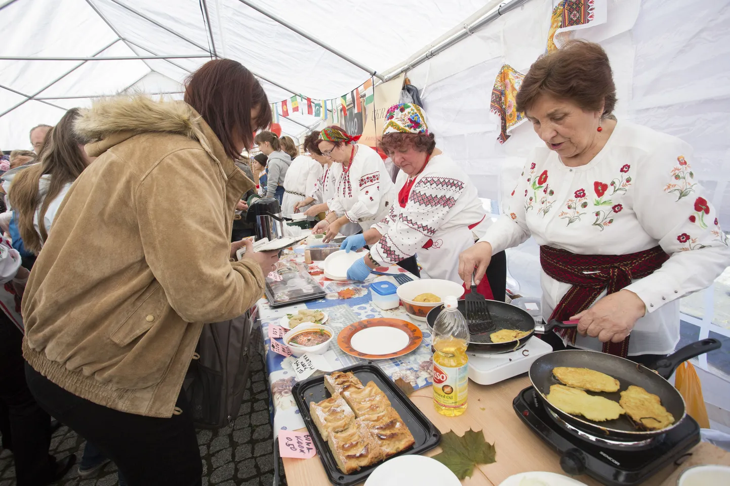 Küpsetised, koogid ja muu hea kraam leidis kiiresti sööjaid ning kes toidufestivalile liiga hilja tulid, jäid pika ninaga.