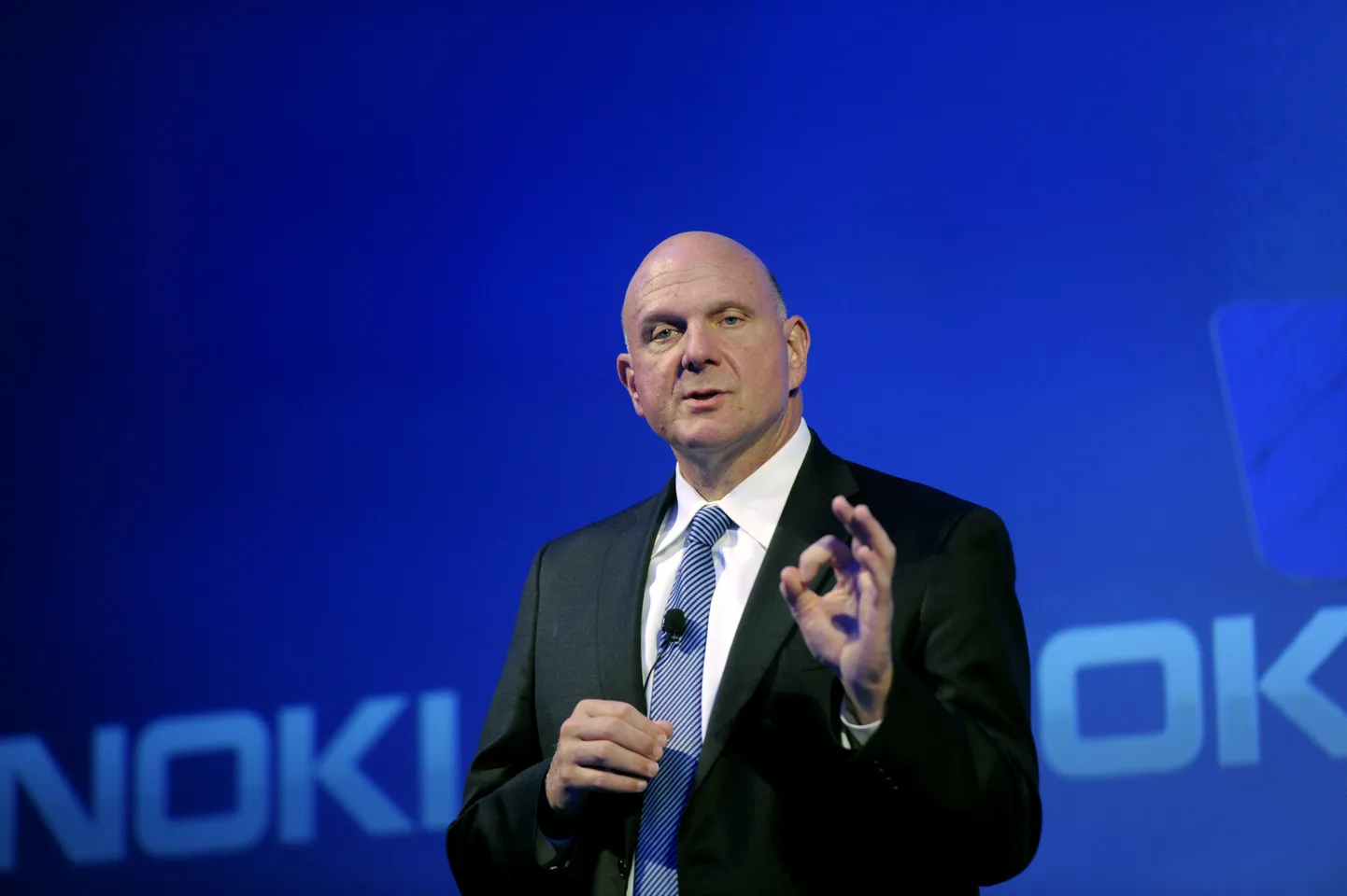 Micosofti juht Steve Ballmer lubas soomlastele andmekeskust Nokia mobiiliüksuse ostmise teate järgsel pressikonverentsil.