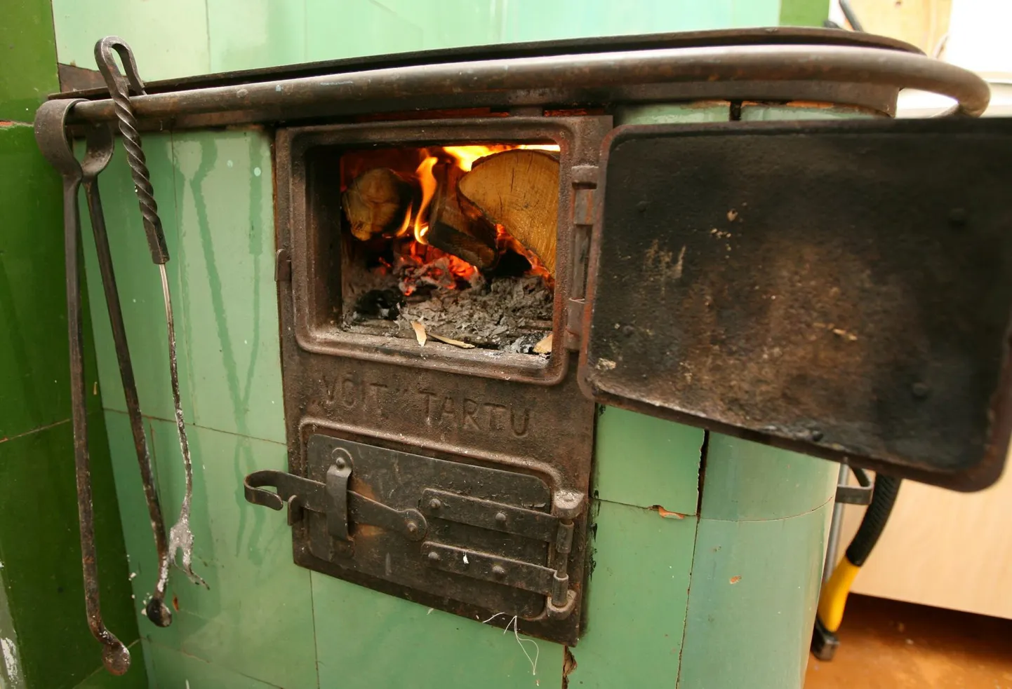 Väike-Posti tänaval hakkas pliit suitsu sisse ajama. Foto on illustreeriv.
