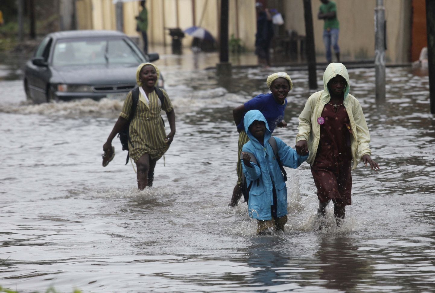 Lagose elanikud üleujutatud tänaval