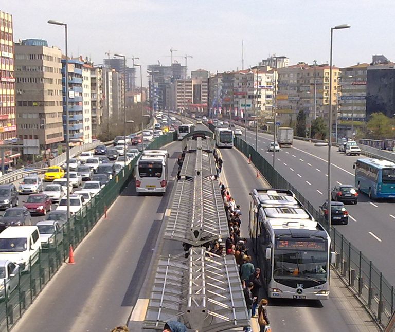 Стамбульский метробус на «выделенке».