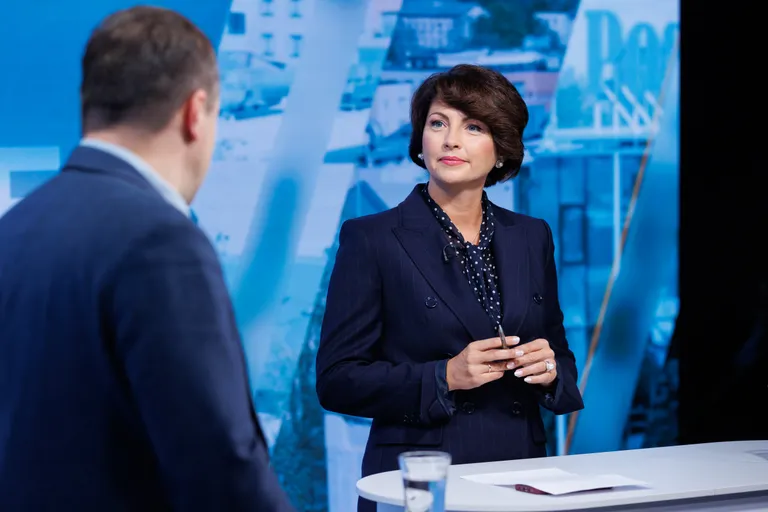 Студия Postimees: ряды центристов поредели – меняется ли курс? / Одежда ведущей: Tallinna Kaubamaja / Andiata