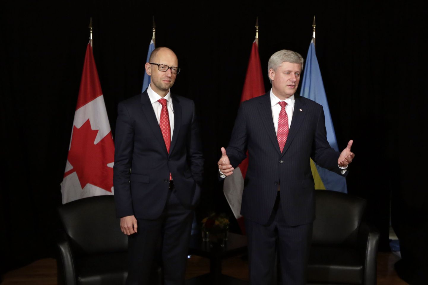 Kanada peaminister Stephen Harper paremal, vasakul Ukraina kolleeg Arseni Jatsenjuk