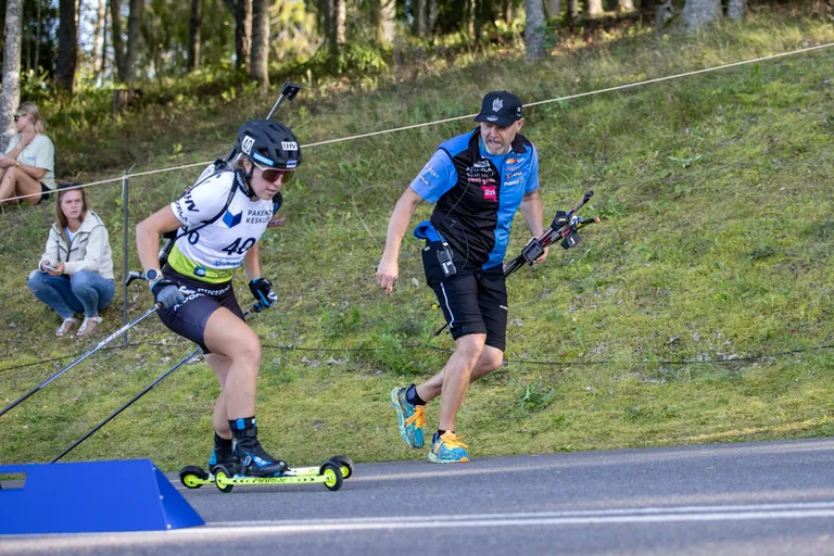 Stefan Lindinger edastamas informatsiooni Johanna Talihärmale, kes, tõsi, koondisega koos siiski ei treeni. 