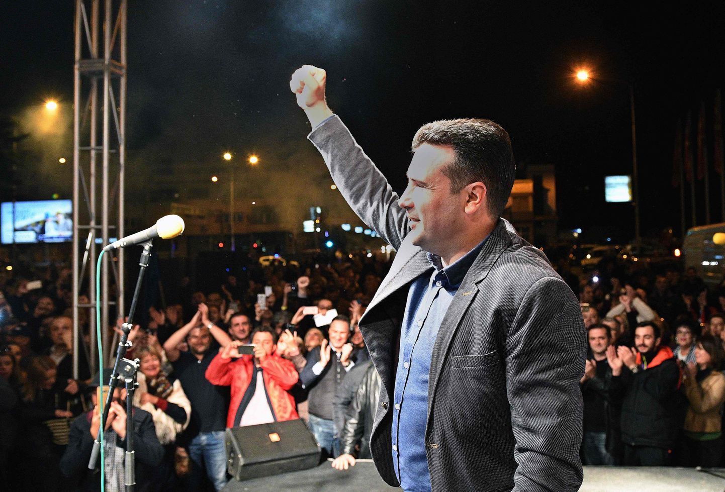 Makedoonia peaminister ja valitseva sotsiaaldemokraatliku partei (SDSM) liider Zoran Zaev tähistamas võitu 15. oktoobril peetud kohalikel valimistel.