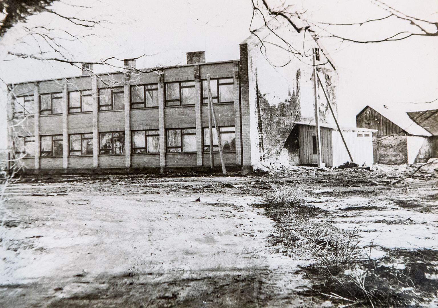 MAI 1976: Tulekahju jättis koolimajast järele vaid juurdeehitise. Põlenud otsaseina külge löödi püsti ajutised käimlad.