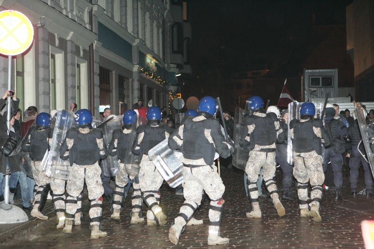Бойцы спецотряда "Альфа" и военной полиции разгоняют участников массовых беспорядков у Сейма, которые пытались 13 января прорваться в здание парламента