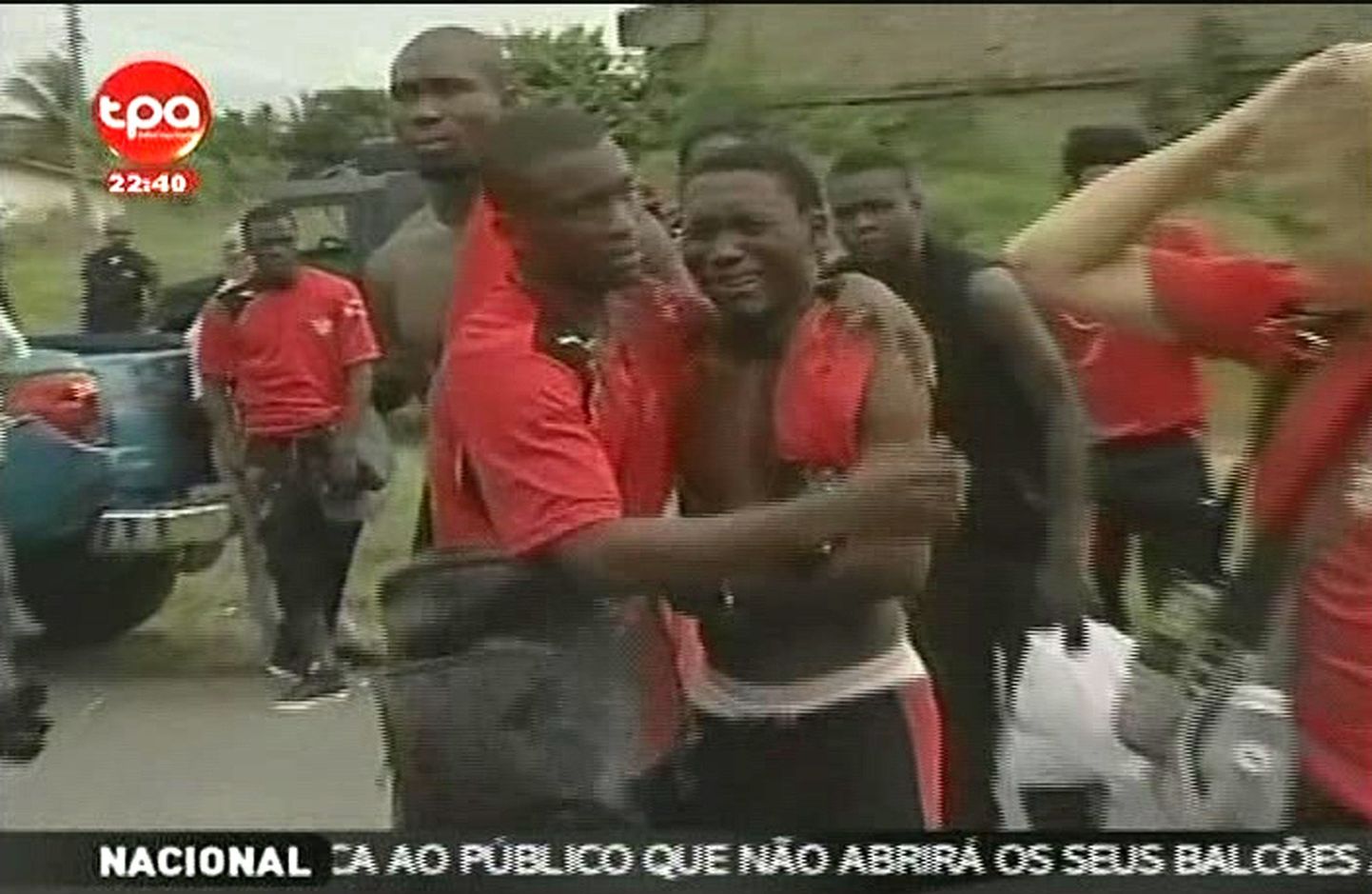 Terroristid tulistasid Togo jalgpallikoondise bussi pihta. Pilt on tehtud teleekraanilt.
