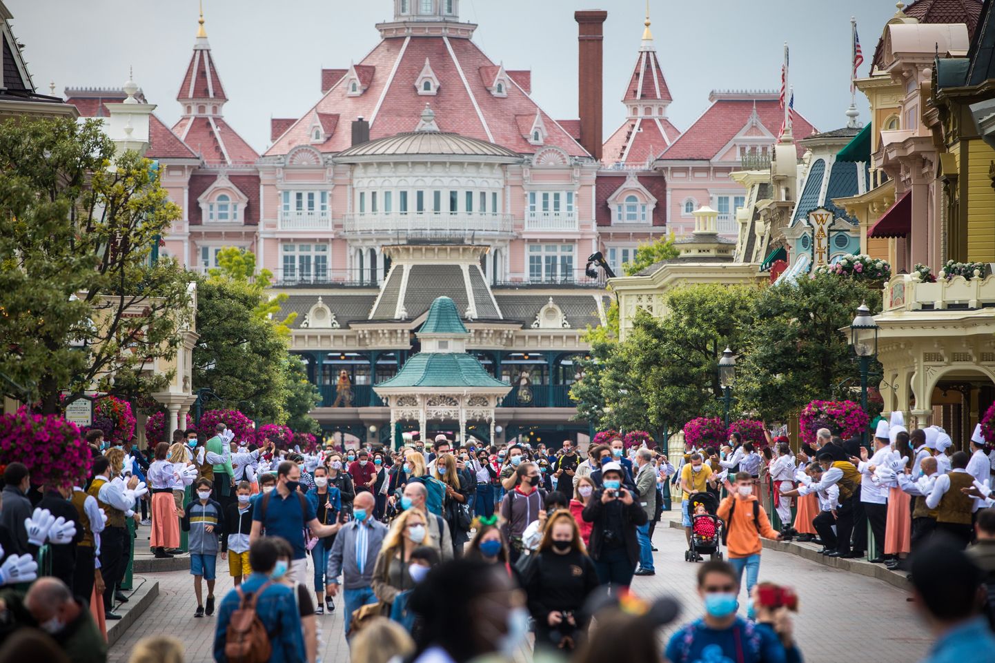 Kaitsemaske kandvad külastajad Pariisi Disneylandis. Foto on illustratiivne.