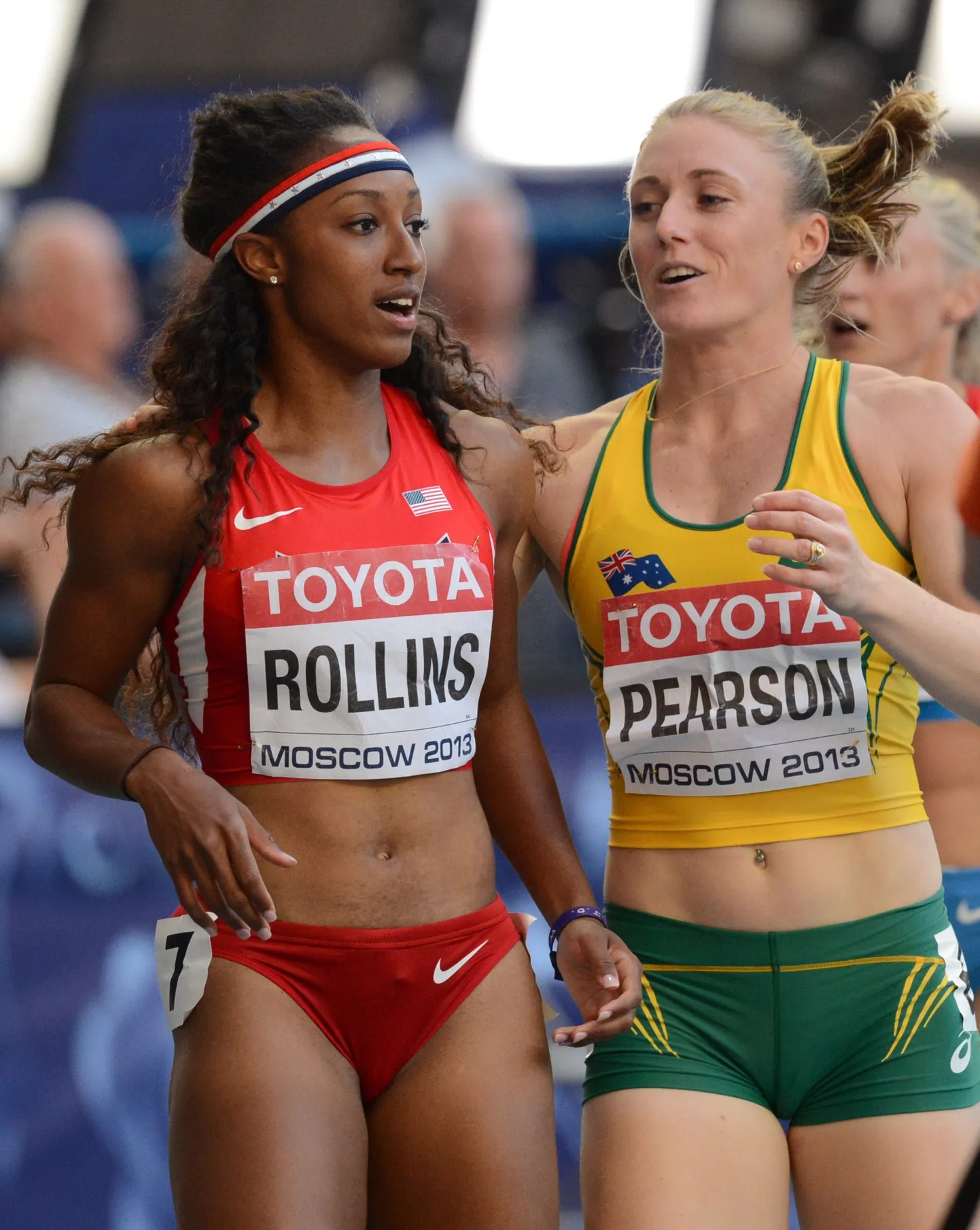 Kuldmedali võitnud Brianna Rollins (vasakul) ja finaali teisena lõpetanud Sally Pearson.