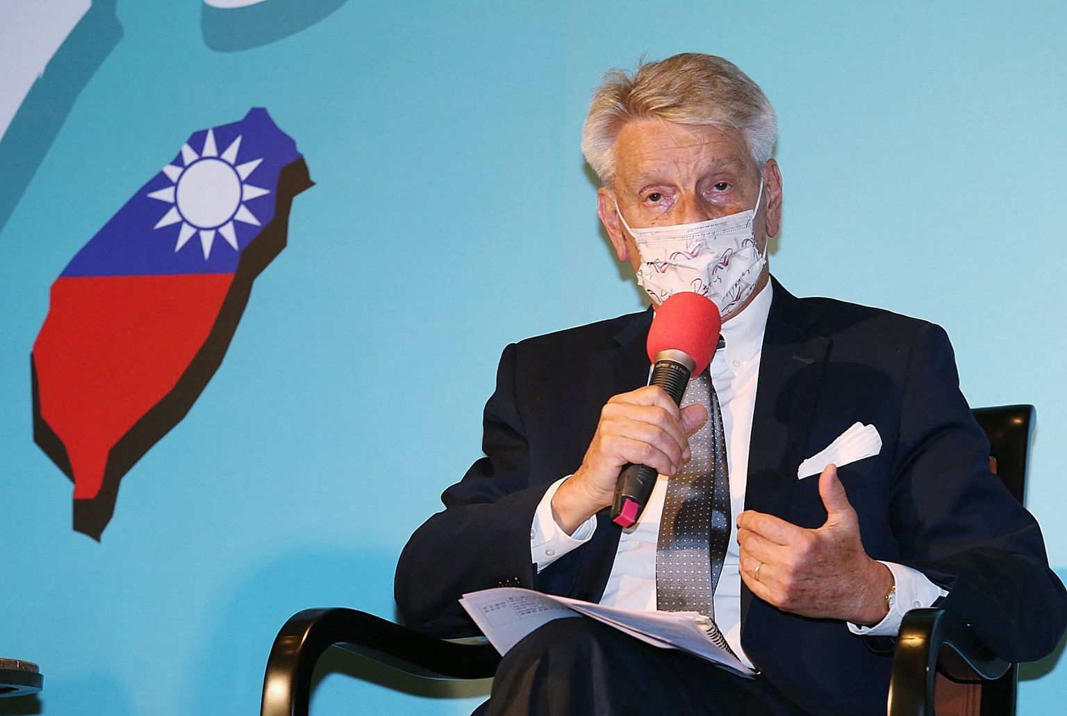 Prantsuse senati liige Alain Richard rääkimas pressikonverentsil Taipeis Taiwanil 8. okt. 2021. (Foto CNA / AFP)