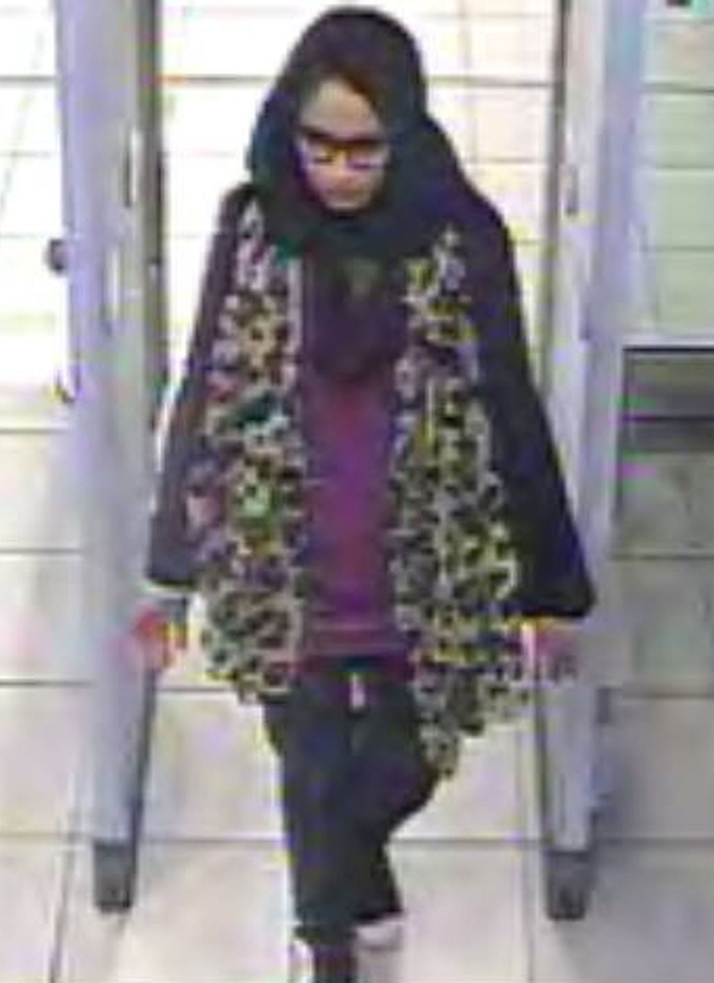 2015. aastast pärinev Londoni Gatwicki lennujaama turvakaamera ülesvõte Shamima Begumist Süüriasse reisimas.