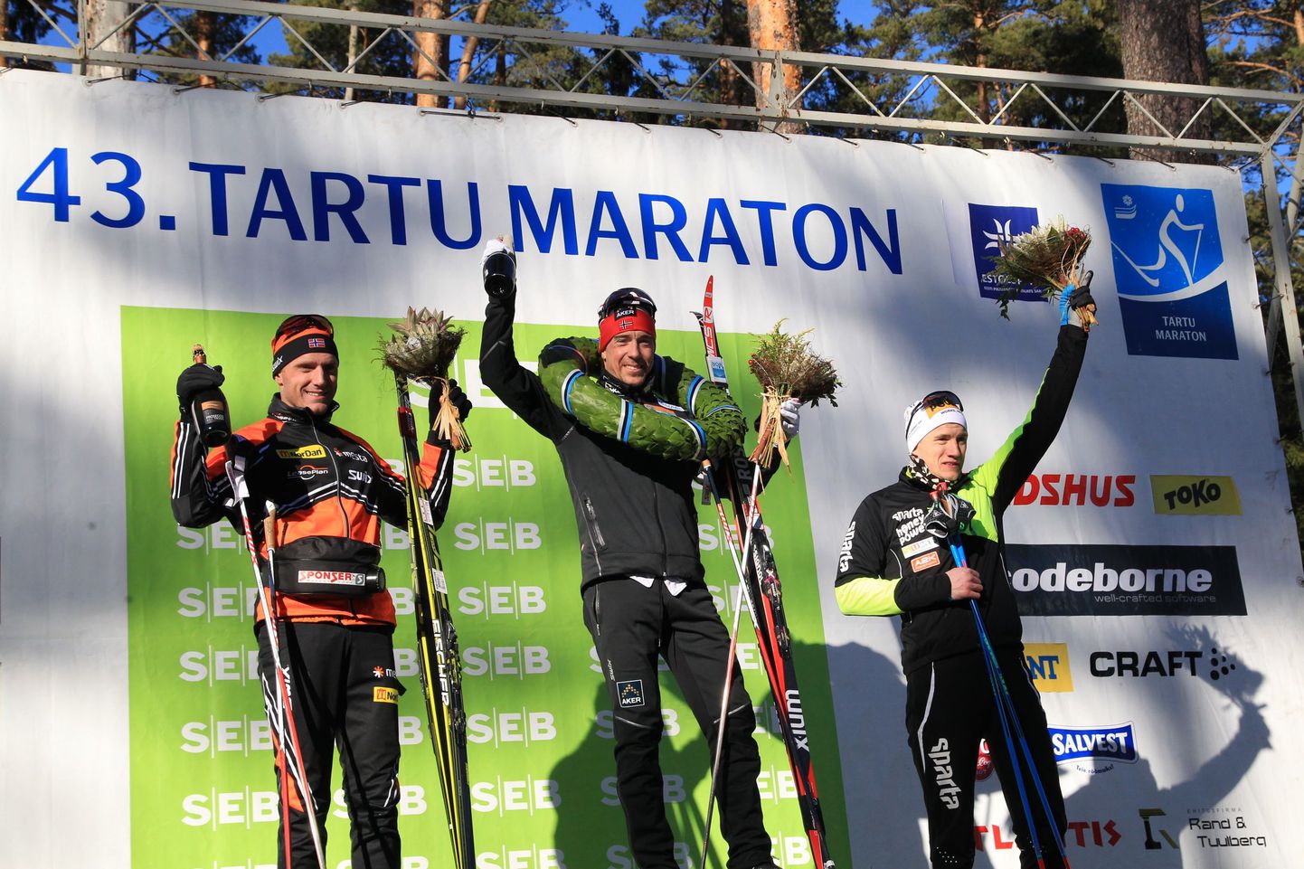 Tartu 43. maratoni võitjad. Keskel Eldar Rönning (Norra), vasakul Audun Laugaland (Norra) ning paremal Martti Himma (Tartu maakond).