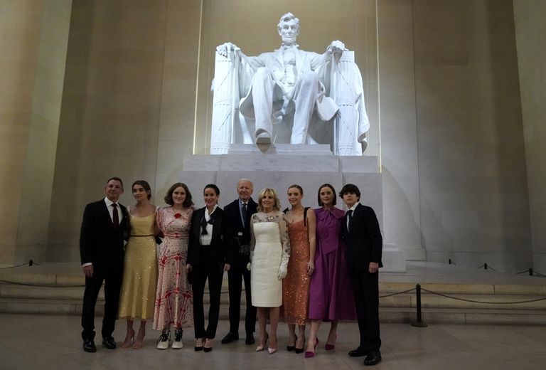 Президент США Джо Байден с семьей.