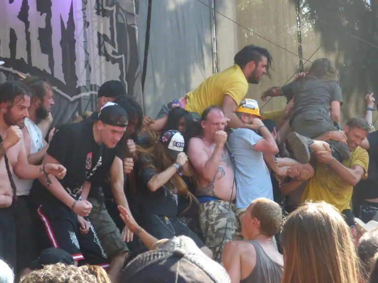OEF on unelmate üritus esteetiliste erivajadustega metallistidele. Piir artisti ja publiku vahel on seal imeõhuke.