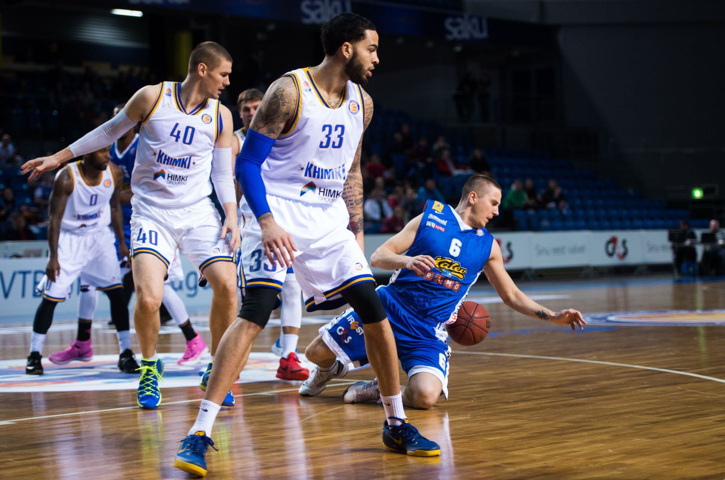 Баскетболисты "Химок" (в белой форме) во время матча с таллиннским Kalev/Cramo.