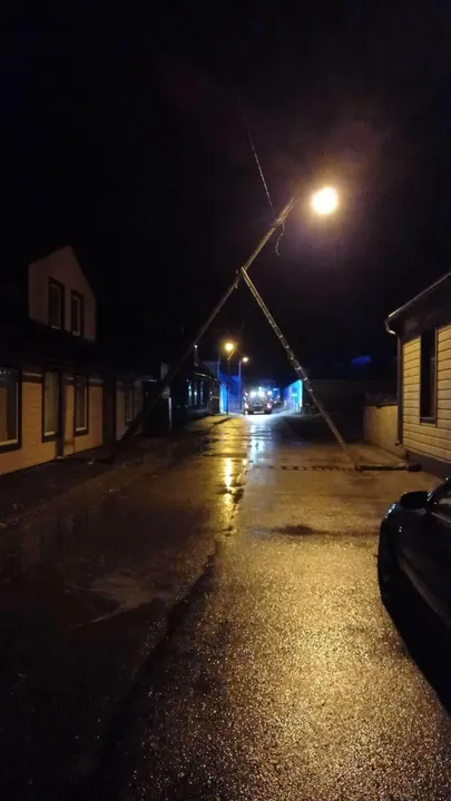 Eile murdus Pärnus Laatsareti tänaval tänavavalgustuspost. Kogu Eestis said päästjad üle 200 tormiväljakutse.