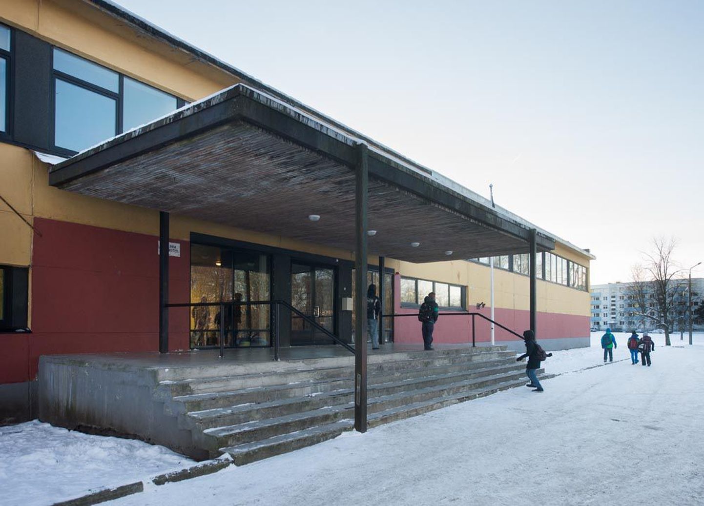 Tallinna 37. keskkool on üks väheseid remontimata koolimaju Mustamäel. Ka see võib olla üks õpilaste vähesuse põhjusi – 800 lapsele mõeldud majas omandab teadmisi 125 poissi ja tüdrukut.