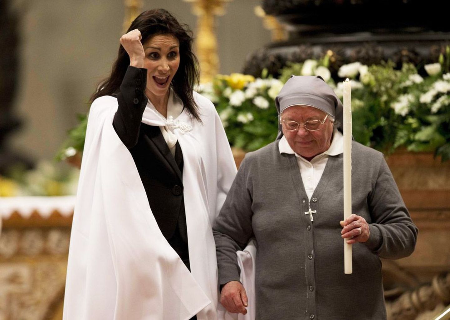 Gwendolyne Myriam Lebailli ei varjanud paasaööl Vatikanis Püha Peetruse basiilikas nunnast ristiema kõrval seistes rõõmu