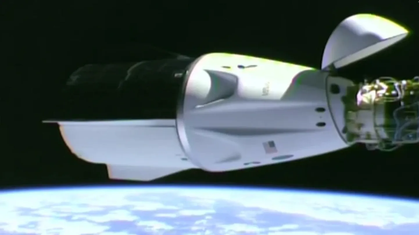 Капсула Dragon компании SpaceX после стыковки с Международной космической станцией.