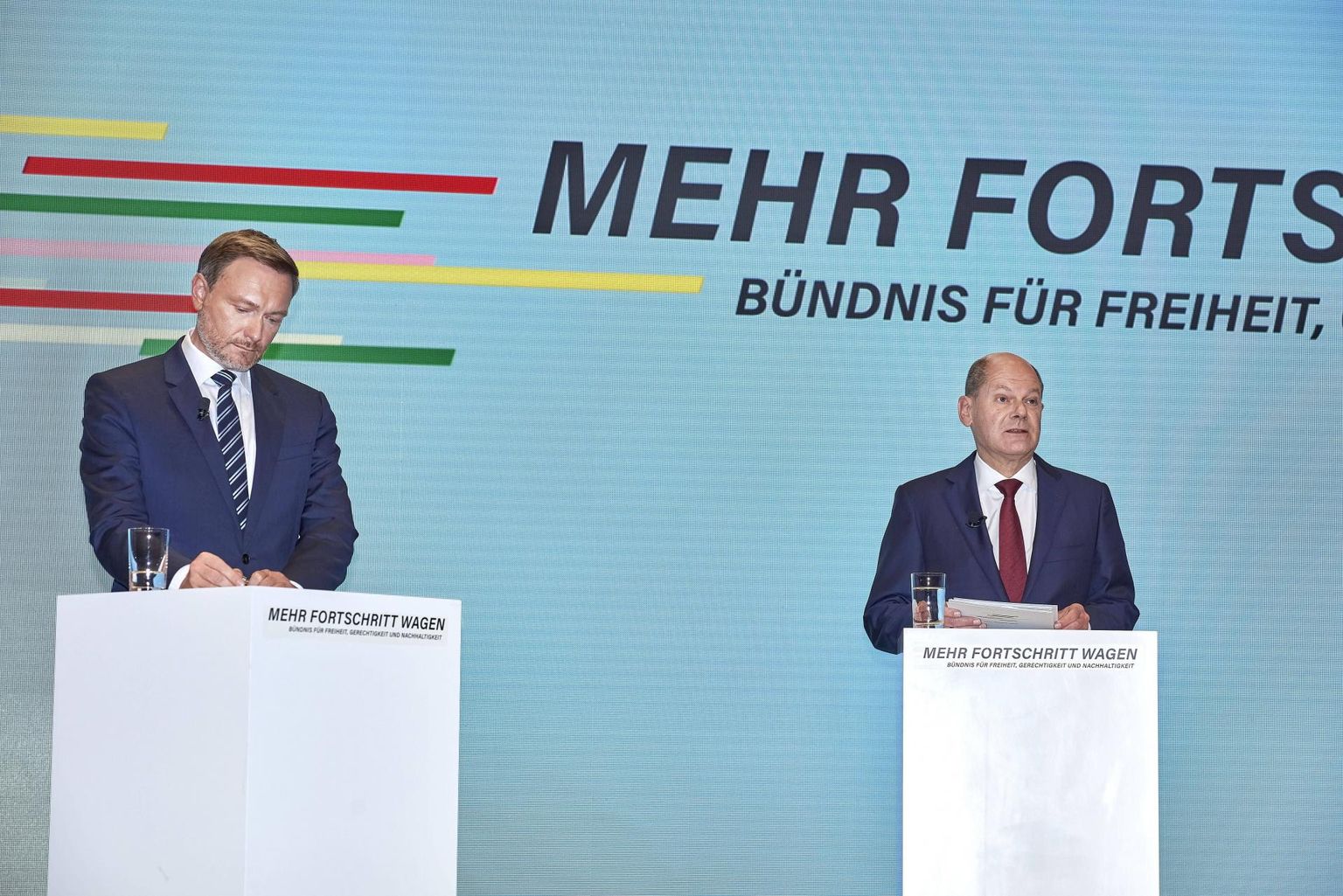 FDP juhist Christian Lindnerist (vasakul) saab uues valitsuses rahandusminister senise sotsist rahandusministri Olaf Scholzi (paremal) kantslerikäe all. Pildil mehed üleeile koalitsioonilepet tutvustamas.
