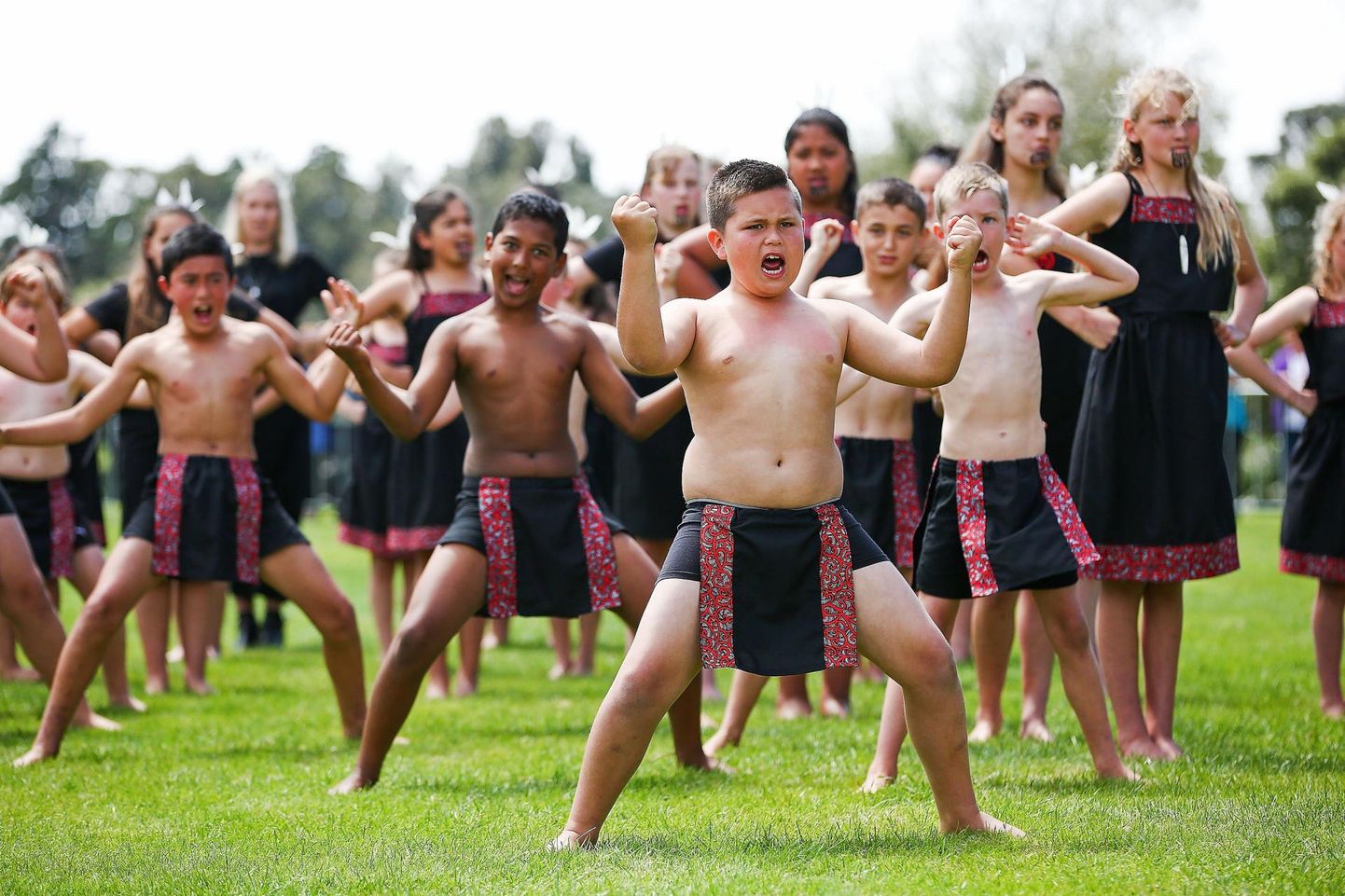 TOPSHOTS Children perform a haka for Britain&#39;s Prince Charles and Camilla, Duchess of Cornwall during the &#39;Tea With Taranaki&#39; event at Brooklands Park in New Plymouth on November 9, 2015. Prince Charles and his wife Camilla are on a two-week tour of New Zealand and Australia. AFP PHOTO/POOL/HAGEN HOPKINS FOTO: Hagen Hopkins/Afp