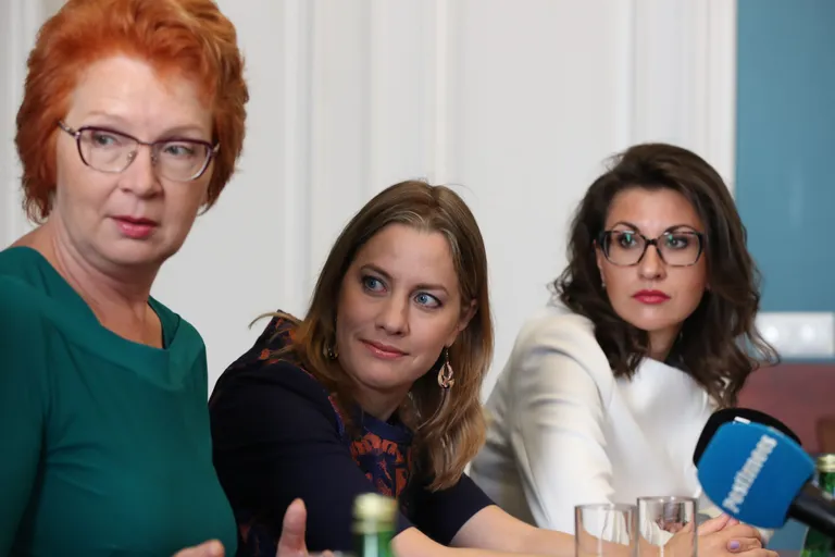 Yana Toom, Oudekki Loone ja Olga Ivanova pressikonverentsil. Mäletatavasti kandideeris Olga Ivanova 2017. aasta kohalikel valimistel Savisaare valimisliidus ning ta heideti erakonnast välja. Äriregistri andmetel oli Ivanova viimane päev Keskerakonna liikmena 13. september 2017. Ivanova jätkab tööd riigikogu Keskerakonna fraktsioonis.