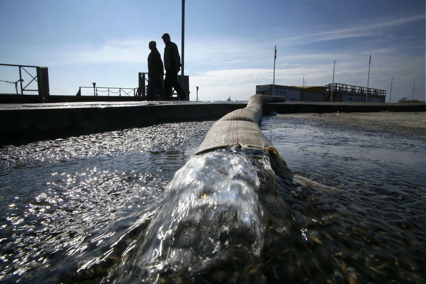 Üleujutusvee pumpamine Pärnu rannas surfiklubi juures.