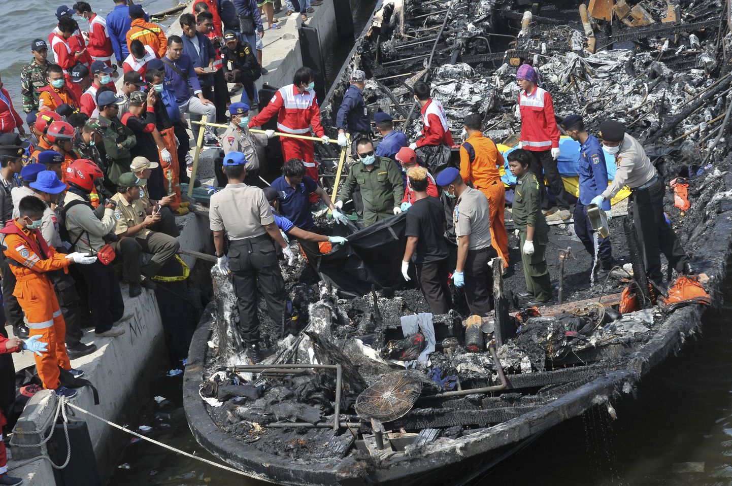 Спасатели ищут погибших после пожара на индонезийском пароме.