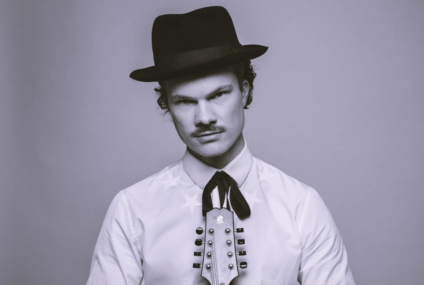 Ansamblist Curly Strings tuttav mandoliinivirtuoos Villu Talsi jagab lava koos ERSO tšellorühma kontsertmeistri Theodor Singi ja Eesti hinnatuma džässbassisti Peedu Kassiga.