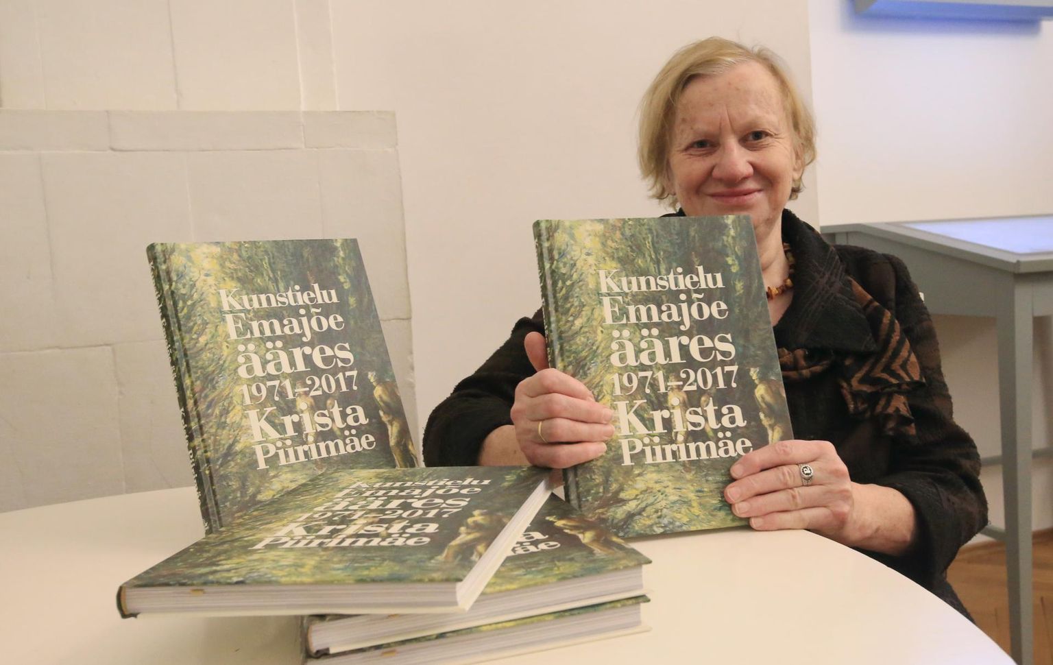 Tartu ülikooli muuseumi valges saalis esitles Krista Piirimäe oma raamatut «Kunstielu Emajõe ääres».
 