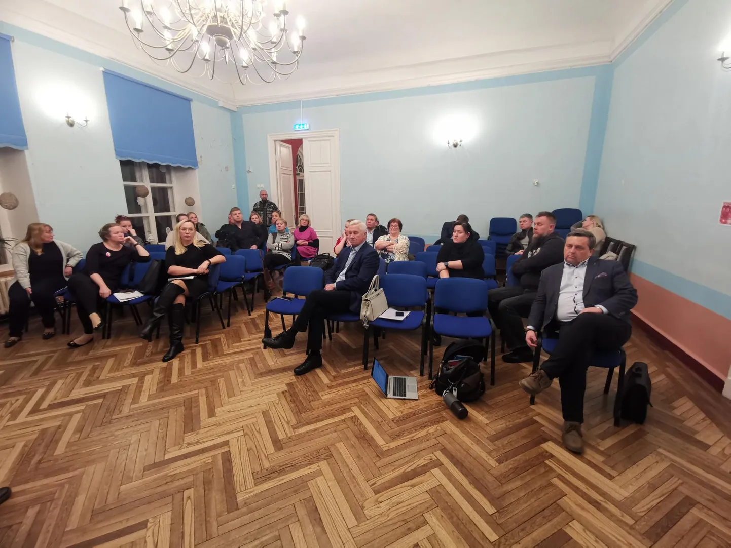 Lasila kogukonna liikmete küsimustele Lasila kooli saatuse kohta vastasid Rakvere vallavanem Maido Nõlvak koos vallaametnikega, vallavolikogu esimees Peep Vassiljev ja uue ühendõppeasutuse direktor Virge Ong
