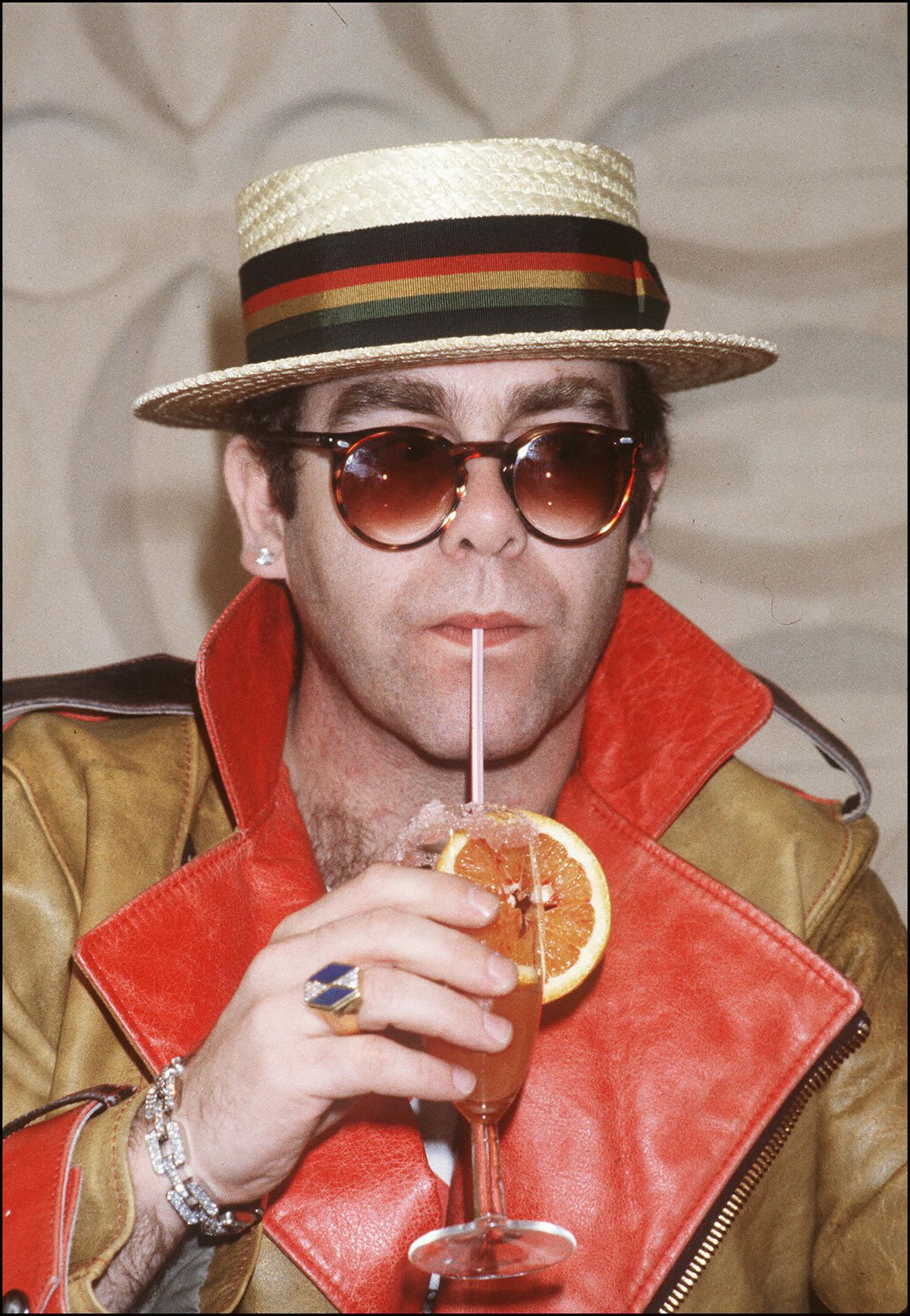 Elton John 1983. aastal. Aasta hiljem küsib John sakslanna kätt ning neli päeva hiljem nad abielluvad.