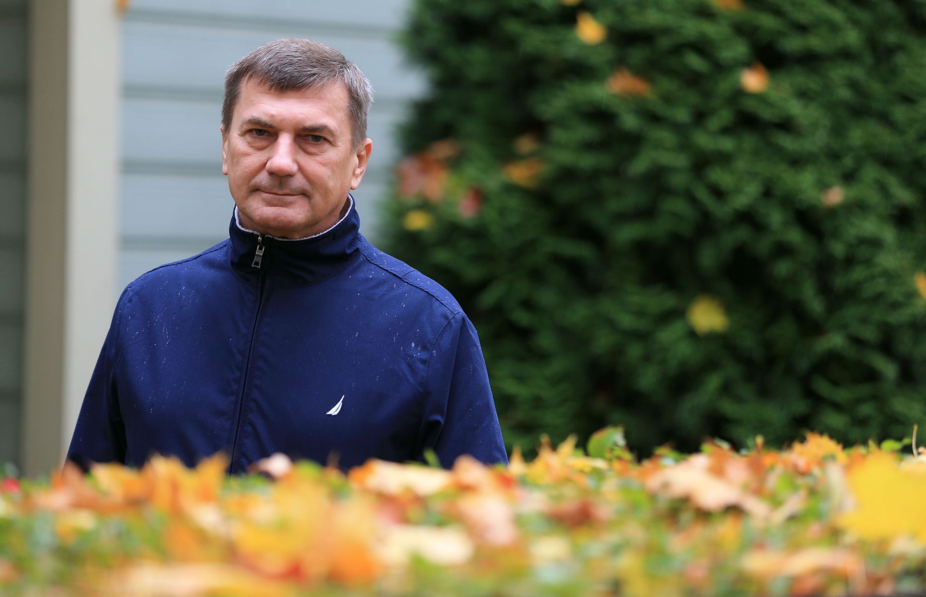 Бывший председатель правительства Андрус Ансип месяц назад во дворе своего дома в Тарту.
