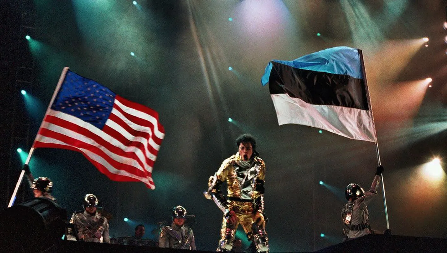 Augustis 1997 meelitas Michael Jackson Tallinna lauluväljakule suurima rahvamassi pärast laulvat revolutsiooni.