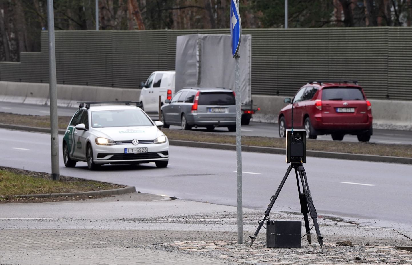 Pārvietojamais fotoradars Viestura prospektā pie jaunatklātā Sarkandaugavas satiksmes pārvada.