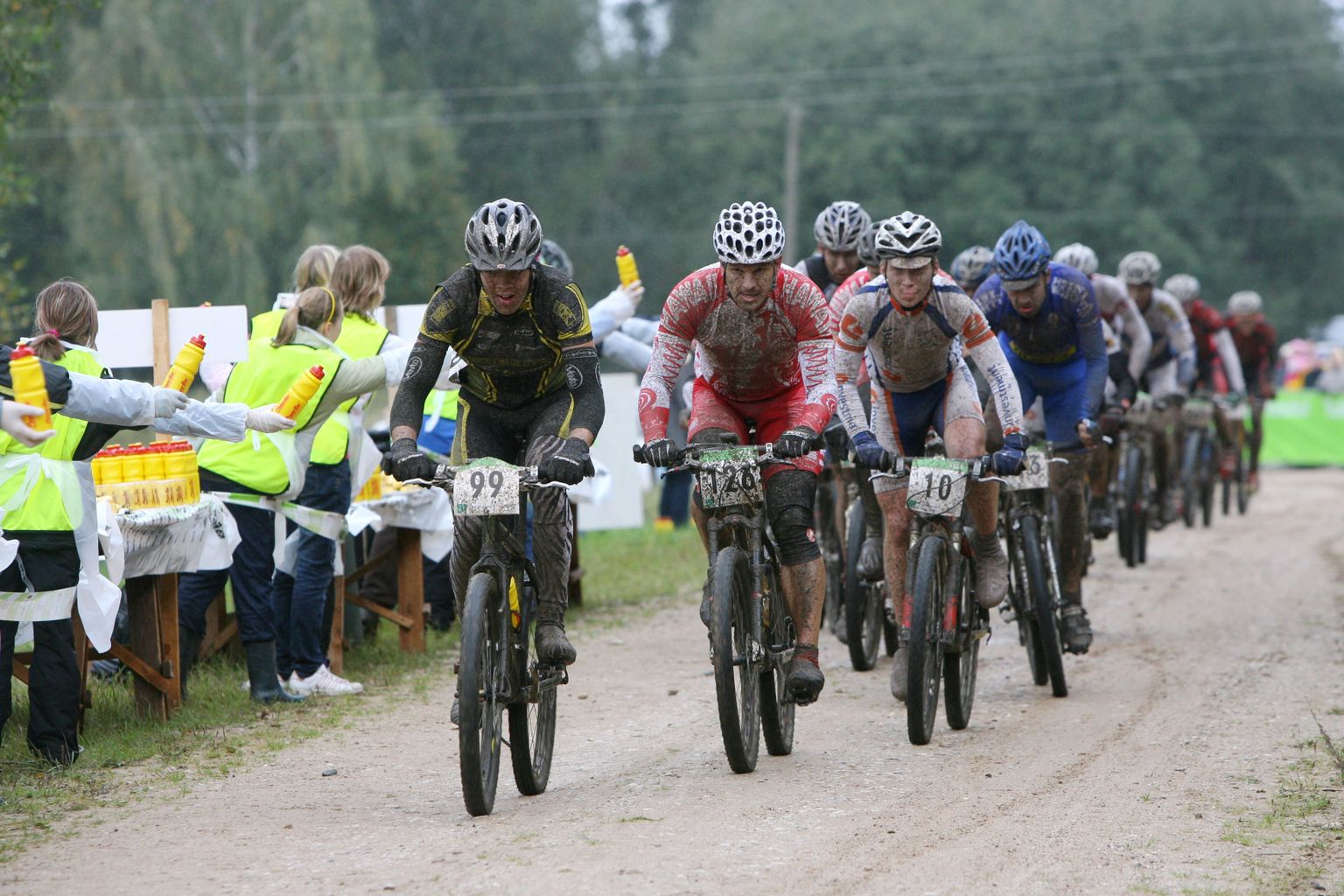 2010. aasta Tartu rattamaraton toimus mudastes oludes. Pildil ratturid Puka toitlustuspunktis.

sa/Foto SILLE ANNUK POSTIMEES
