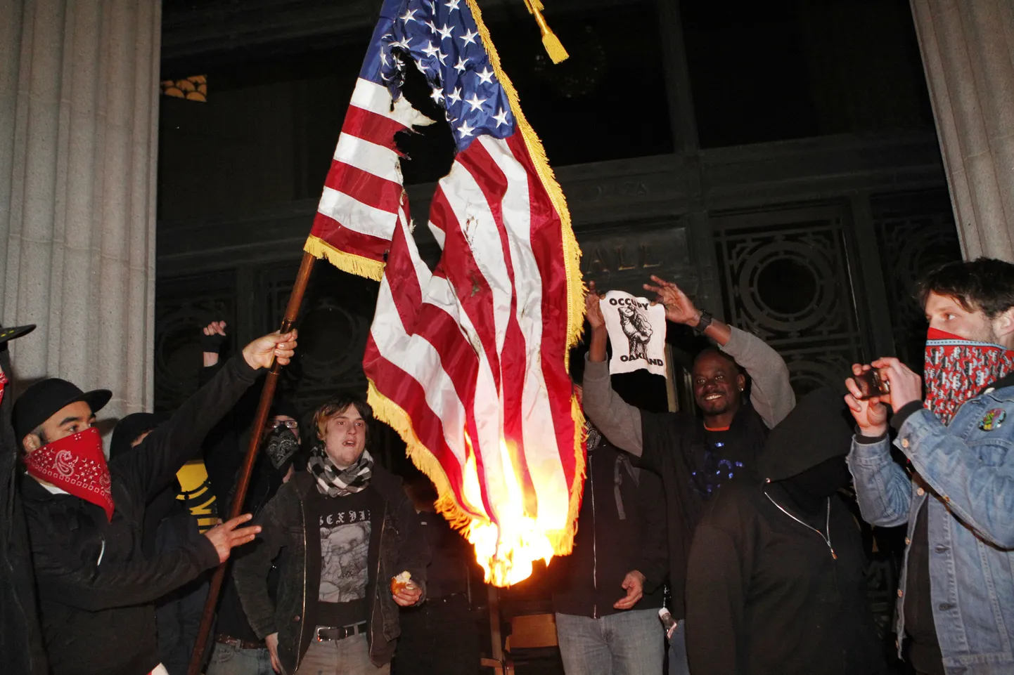 Occupy Oakland protestijad põletamas USA lippu