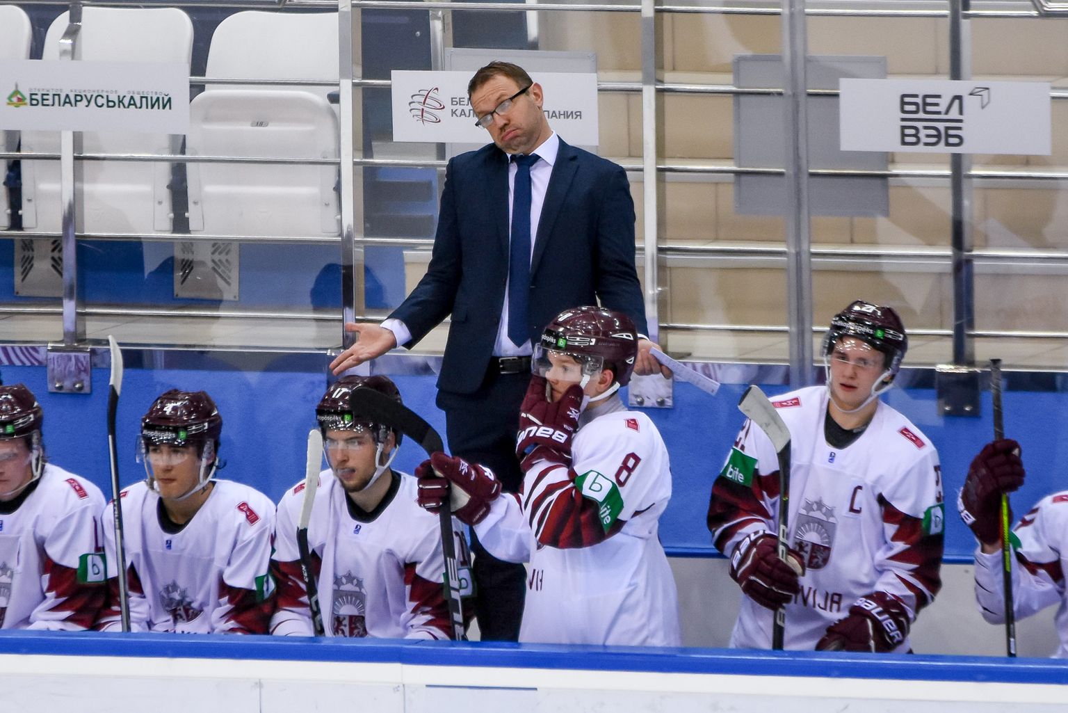 Galvenais treneris Kārlis Zirnis (centrā) un Latvijas U-20 izlases hokejisti