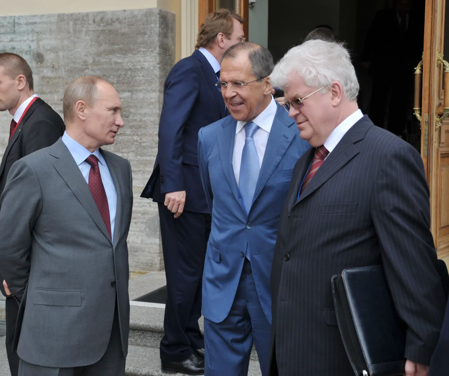 Venemaa suursaadik Euroopa Liidu juures Vladimir Tšižov (paremal) vestlemas president Vladimir Putini ja välisministri Sergei Lavroviga (keskel).