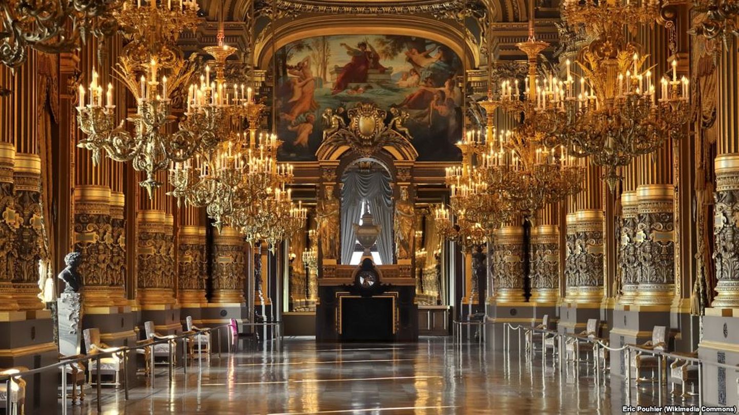 Это не дом Олега Дерипаски, это Опера Гарнье в Париже. Но люстра в вашингтонском доме Дерипаски тоже раньше украшала эту оперу.