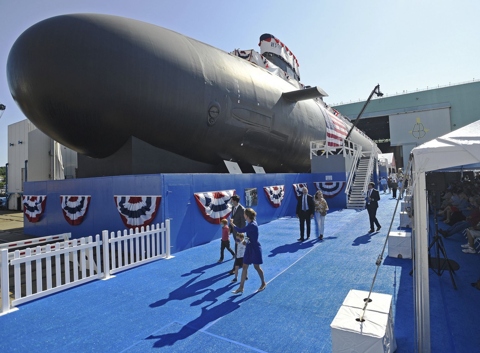 Ameeriklased uudistamas ründeallveelaeva Hyman G. Rickover enne selle ristseid 31. juulil 2021. Tootja General Dynamics on finantsjuhi Jason Aikeni sõnutsi praegu hädas töökätega.