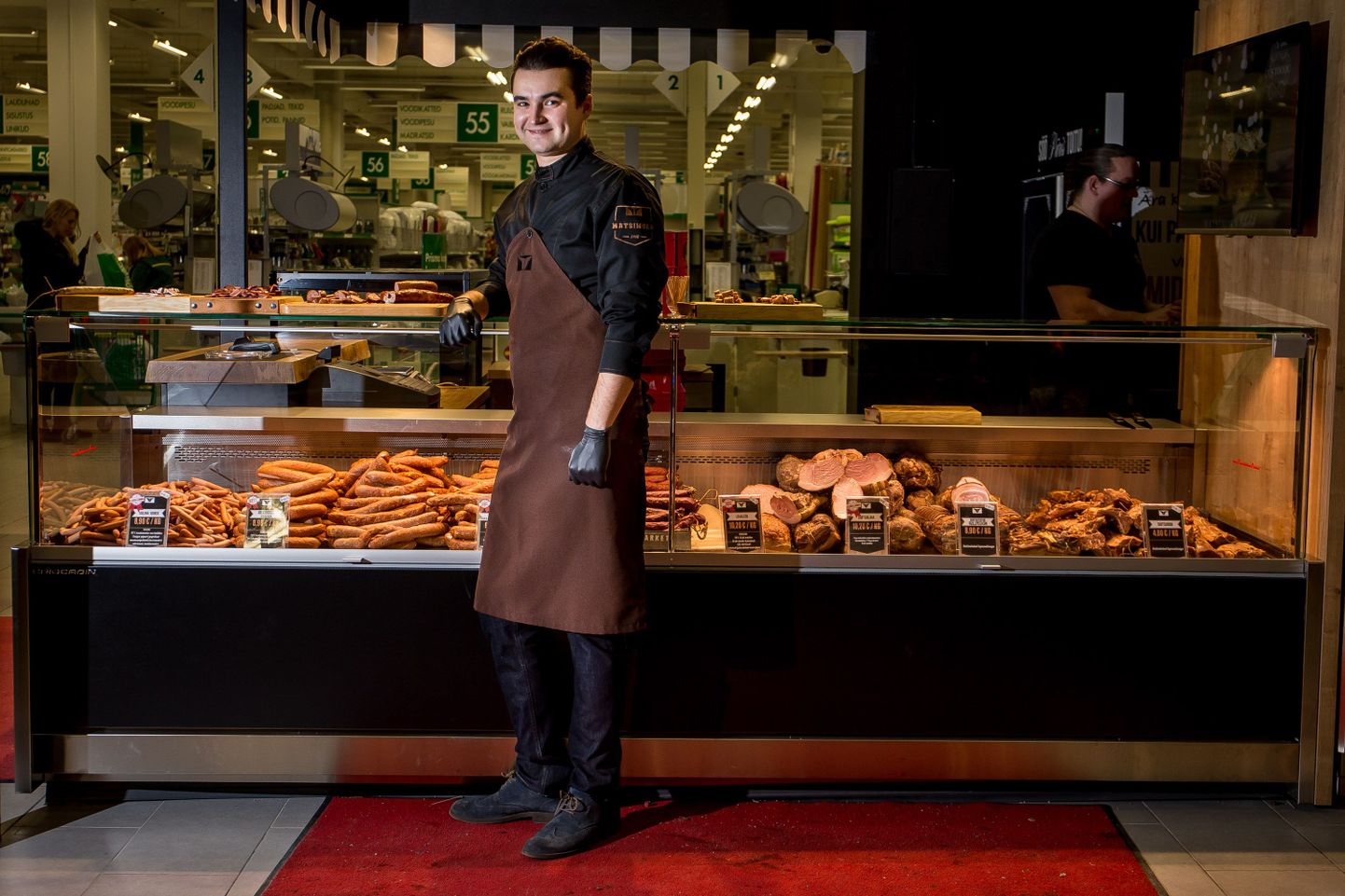 Новая мясная лавка Matsimoka в торговом центре Rocca al mare. Стен Инно уверяет, что копченое мясо и колбасы сделаны только из мяса.