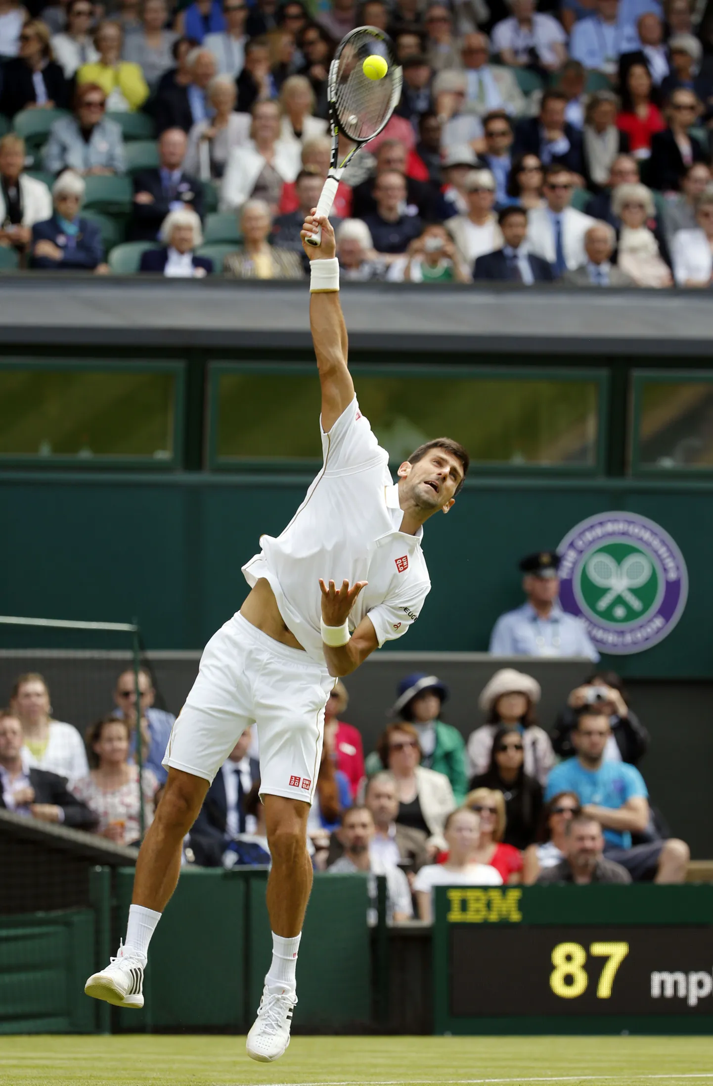 Novak Djokovic servimas.
